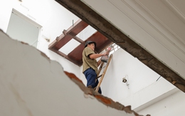 Người dân tháo dỡ tài sản phục vụ dự án mở đường Tam Trinh, Lĩnh Nam