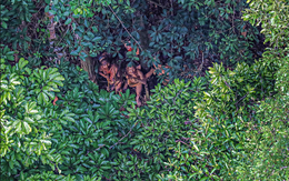 Bộ tộc biệt lập nhất ở Amazon khiến thế giới ngỡ ngàng với hình ảnh người trẻ dùng smartphone nhoay nhoáy