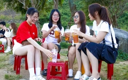 Nắng nóng gay gắt, bán đảo Sơn Trà thành điểm đến giải nhiệt của giới trẻ