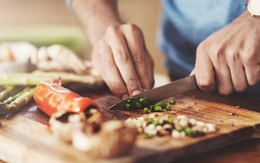 Ngừng ngay việc thái những thực phẩm này trên thớt gỗ, rất nhiều người Việt làm sai