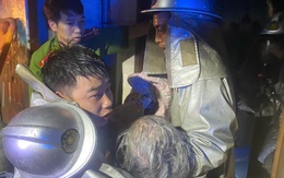 Cảnh sát giải cứu 2 người mắc kẹt trong ngôi nhà bị cháy lúc rạng sáng