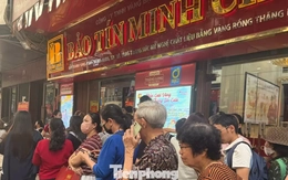 Cửa hàng Bảo Tín Minh Châu tấp nập khách mua vàng