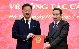 Chủ tịch Quốc hội trao Nghị quyết của Quốc hội cho Tổng Kiểm toán Nhà nước