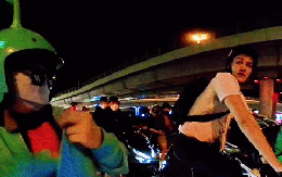 Đã shipper Việt Nam rồi còn gặp khách Tây: 2 hệ tư tưởng này mà gặp nhau thì ai chịu nổi!