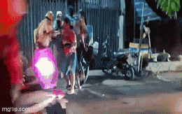 Dùng tay chân "nói chuyện" với CSGT, vợ chồng và con rể được đưa về trụ sở