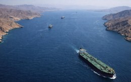 Hàng trăm tàu chở dầu vẫn chưa thể đi qua eo biển Hormuz