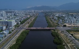 Nên chặt hay giữ hàng cây xanh dọc hai bờ sông Quán Trường ở Nha Trang?