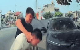 Người đàn ông bị túm áo, bóp cổ giữa đường: Công an truy tìm tài xế ô tô