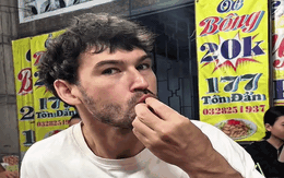 Khách Nga tròn mắt ngạc nhiên khi ăn món bình dân bán đầy vỉa hè Việt Nam, thốt lên: "Tôi muốn ăn thêm!"