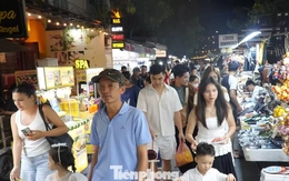 Du khách chen chân ở Hội An