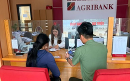 Người phụ nữ SN 1991 đến chi nhánh ngân hàng Agribank rút 26 triệu đồng, giao dịch viên đang làm thủ tục phải vội báo công an