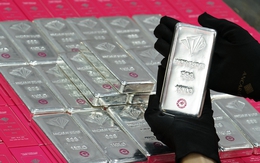 Tối 11-5, giá bạc tăng sốc, bỏ xa vàng