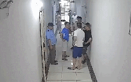 Đánh người vì bị nhắc đeo rọ mõm cho chó ở Hà Nội, nhiều hàng xóm sợ khi gặp người đàn ông này