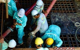Cầu đi bộ lá dừa nước vượt sông Sài Gòn tăng tốc về đích