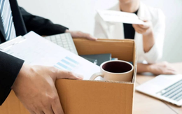 Hàng trăm nhân viên IT một hãng ô tô vừa bị sa thải nhẫn tâm qua 1 cuộc họp online 15 phút, phải ký giấy miễn trừ, hoàn trả tài sản