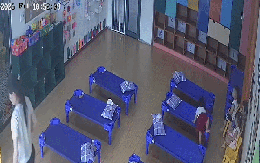 Đoạn camera bé trai "ăn no ngủ trước" ở lớp mầm non được đăng lên mạng, người khen đáng yêu, người soi ra chi tiết đáng lo