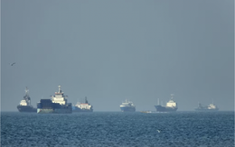 Siêu tàu chở dầu của Trung Quốc di chuyển qua eo biển Hormuz
