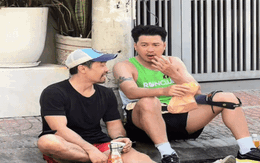 Cảnh con trai tỷ phú Johnathan Hạnh Nguyễn ngồi bệt trên vỉa hè ăn bánh mì