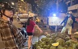 Người dân TPHCM đổ xô ‘săn’ sầu riêng giá siêu rẻ
