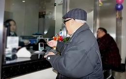 Cụ ông 82 tuổi ôm gần 6 tỷ đồng đi gửi ngân hàng, tá hỏa phát hiện toàn giấy lộn không giá trị, cảnh sát phá án sau 5 tiếng