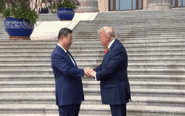 10 giây, 5 cú vỗ của ông Trump khi bắt tay ông Tập: Giải mã thông điệp ẩn