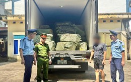 Phát hiện xe tải màu xám lạ, công an Việt Nam lập tức theo dõi giám sát