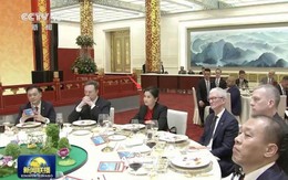 Nữ doanh nhân ngồi giữa Tim Cook và Elon Musk tại quốc yến: Từ nữ công nhân đến "bà trùm" nắm giữ yết hầu chuỗi cung ứng Apple, Tesla; sở hữu 1 nhà máy quan trọng tại Việt Nam