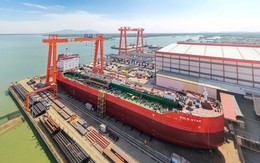 Sau khi tham gia làm vòm thép lớn nhất hành tinh, 'đại gia' Việt bất ngờ hạ thủy tàu 21.800 DWT tự đóng lần đầu tiên