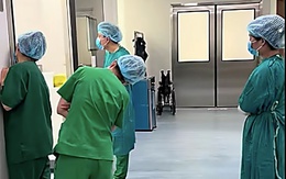 Thấy bác sĩ nép sau cánh cửa phòng mổ, nhiều người tưởng 'trốn việc' và sự thật phía sau
