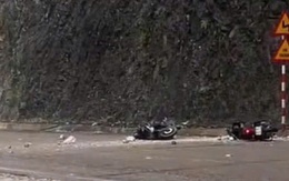 VIDEO: Đi xe máy trên quốc lộ, bất ngờ bị đá từ trên núi rơi trúng người