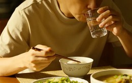 Lời khuyên cho tất cả những ai có thói quen vừa ăn vừa uống