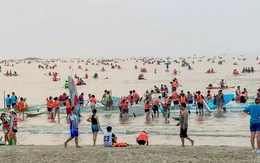 Chen chúc chèo SUP trên biển Đà Nẵng