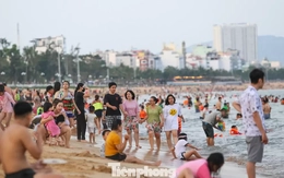 Các bãi biển đông nghịt người, nhìn thôi đã... ngộp