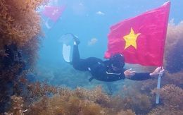 Mang cờ Tổ quốc xuống biển Quy Nhơn check-in, giới trẻ lan tỏa lòng yêu nước
