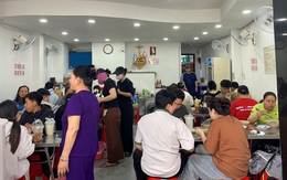 Khách ngồi kín chỗ, hàng quán ở TP.HCM 'hốt bạc' dịp lễ