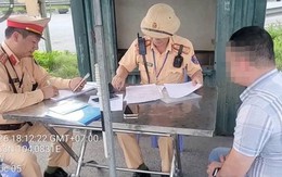 Vi phạm nồng độ cồn bị tước giấy phép lái xe, một cán bộ xã vẫn lái xe trên cao tốc