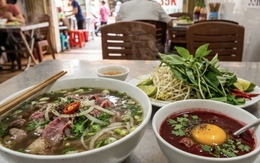 Bát nước đỏ au cạnh tô phở miền Nam khiến khách phương xa rén ngang, khách quen lại thòm thèm săn lùng