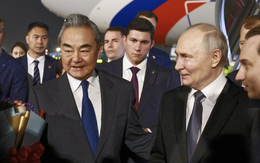 Ngoại trưởng Trung Quốc Vương Nghị ra sân bay đón Tổng thống Nga Putin
