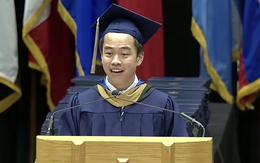 Cả khán phòng lặng đi khi Thạc sĩ người Việt hát "Ước mơ của mẹ" trong lễ tốt nghiệp tại Mỹ