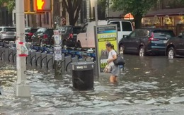 New York ngập như sông: Vừa xuống xe buýt, người phụ nữ bị cuốn trôi