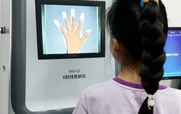Suốt ngày lo "Con có bị lùn quá không?" nhưng bố mẹ không biết chính 4 sai lầm kinh điển này đang làm con lùn vĩnh viễn