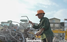 Mặt đường gần 50 độ C, lao động tự do kiệt sức giữa đợt nắng đỉnh điểm ở Hà Nội