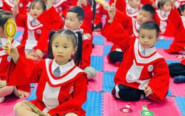 Háo hức lên lớp 1, nhiều trẻ ngơ ngác khi bị đưa trở lại mầm non học hè