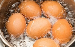 Luộc trứng mà cho thêm 1 thìa này, bóc vỏ trơn tuồn tuột, còn thơm ngon hơn hẳn