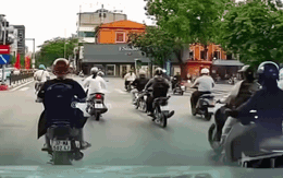 Hà Nội: Sang đường "hồn nhiên", nữ tài xế gây tai nạn rồi bỏ chạy, công an đang truy tìm