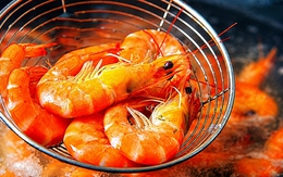 Luộc tôm đừng chỉ cho mỗi nước: Thêm 1 trong 2 gia vị này, tôm đỏ au, thịt ngọt săn chắc