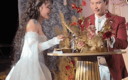 Cô dâu, chú rể thay nghi thức cắt bánh kem bằng ăn cơm tấm sườn nướng ngay trên sân khấu cưới: Bất ngờ danh tính 2 nhân vật chính