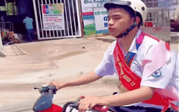 Nam sinh trường chuyên đeo đầy huy chương chạy xe về nhà gây bão mạng