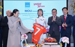 Tiến sĩ Nguyễn Thị Phương Thảo bắt tay Madam Pang