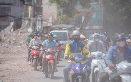 Người Hà Nội chật vật băng qua công trường bụi mù giữa nắng như thiêu